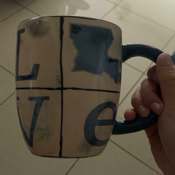 A hand holding a coffee mug
Description automatically generated